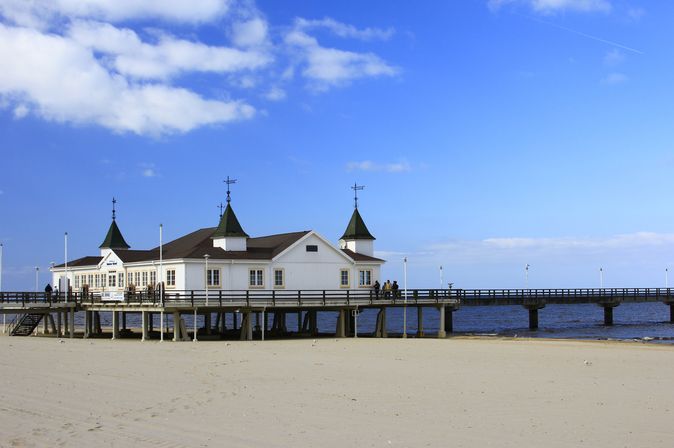 Urlaub an der Ostsee Rügen Strandkörbe bei Sonnenuntergang