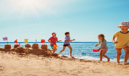 Eine Familie spielt am Strand.