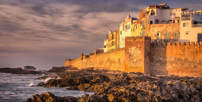 Stadtmauern von Essaouira im Sonnenuntergang