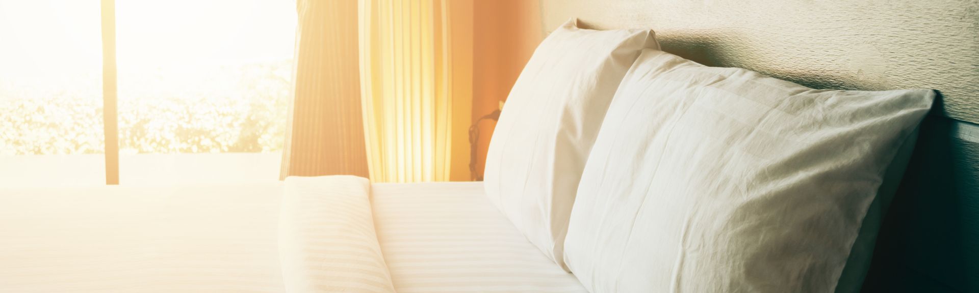 Bettkissen auf einem Bett im Hotel