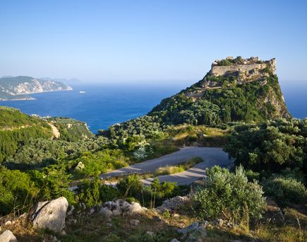 Blick über die LAndschaft Korfus bis zum Meer