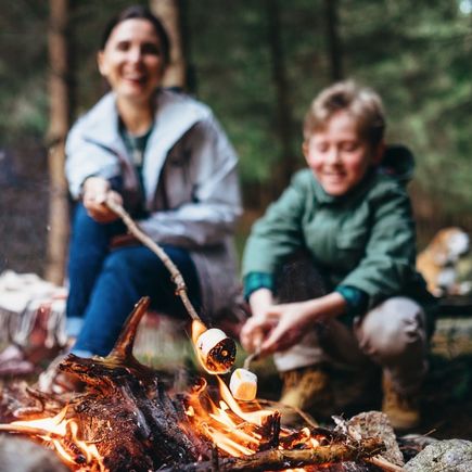 Lagerfeuer Mutter und Sohn