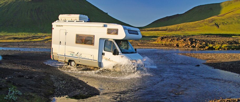 Camper Fluss durchqueren