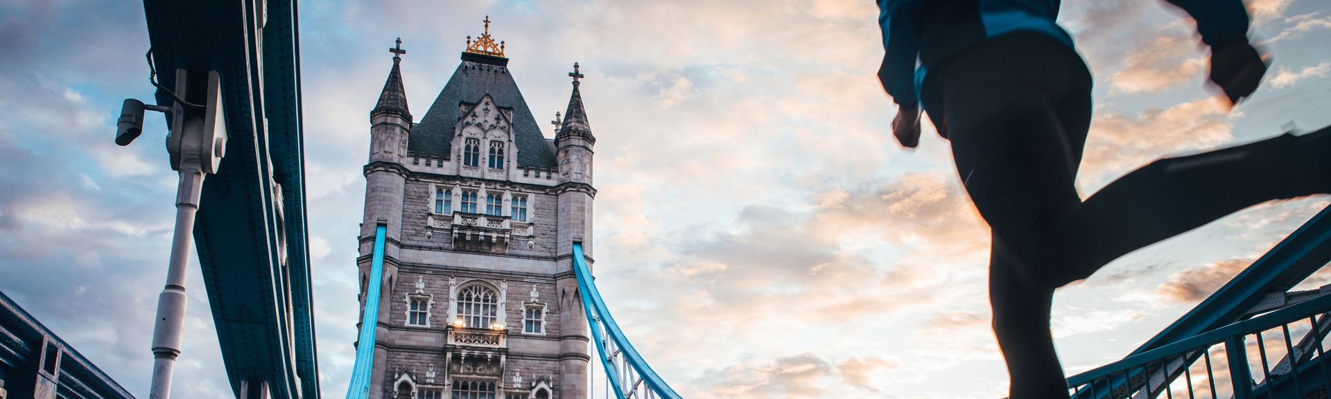 Läuferin beim Marathon auf der TowerBridge in London