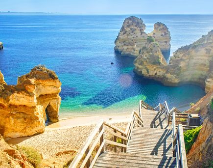 Eine felsige Küstenlandschaft mit natürlichen Brücken und türkisfarbenem Wasser.