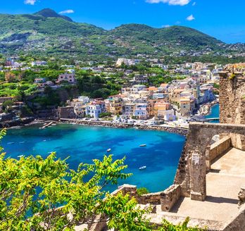 Eine Küstenstadt mit Gebäuden am Wasser und Booten.