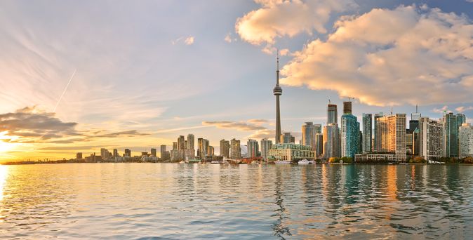 Blick vom Wasser aus auf die Skyline von Toronto in Kanada bei Sonnenuntergang 