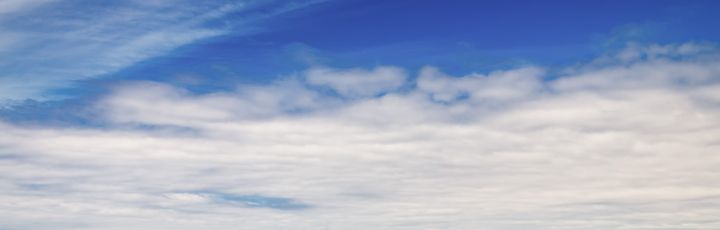 Ein Strand mit Sonnenschirmen und Liegestühlen.
