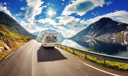 Info Camper: das Handbuch Wohnmobil auf Landstraße am See