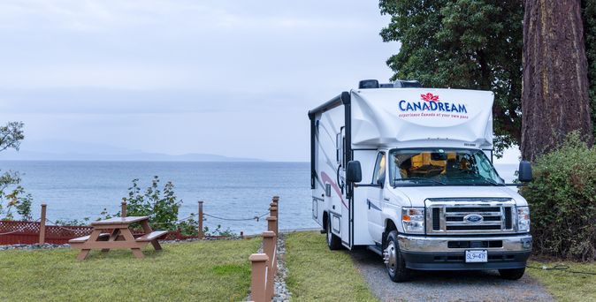 Super Van CAmper Canadream vor einem See in Kanada