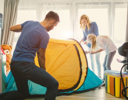FAmile baut POP up Zelt im Wohnzimmer auf