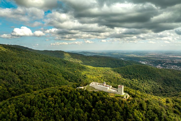 Eine grüne Berglandschaft mit einem Tal.