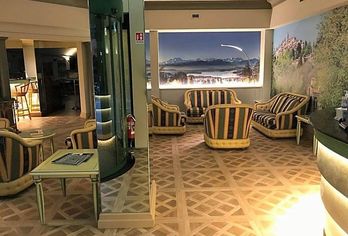 Hotel, Crystal