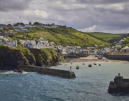 Die Bucht von Port Isaac mit Hafen und einem kleinen Dorf, Cornwall