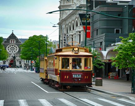 Eine gelbe Straßenbahn fährt auf einer Straße in Christchurch, Neuseeland.