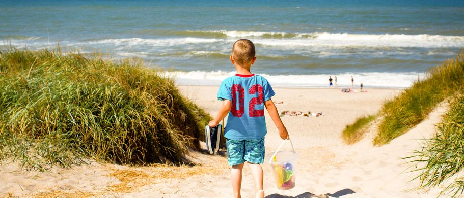 Ferienhaus Urlaub Dänemark Kind am Strand