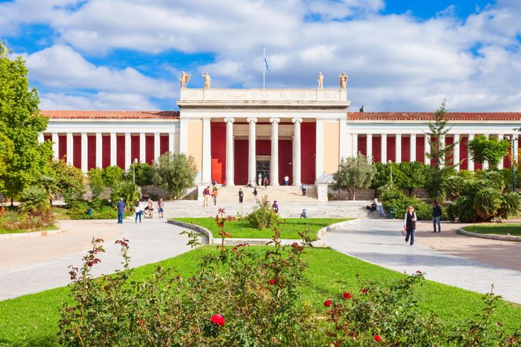 Archäologisches Nationalmuseum Athen. Ansicht von außen mit seinem kleinen Vorgarten.