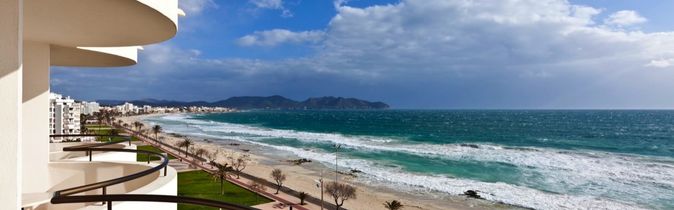 Blick vom Balkon auf den Strand von Cala Millor, Mallorca