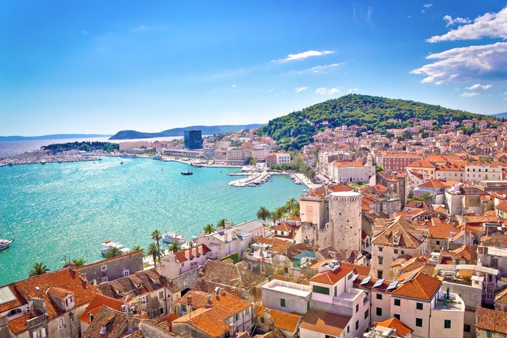Eine Luftaufnahme von Splitt mit roten Dächern und Blick auf das Meer.