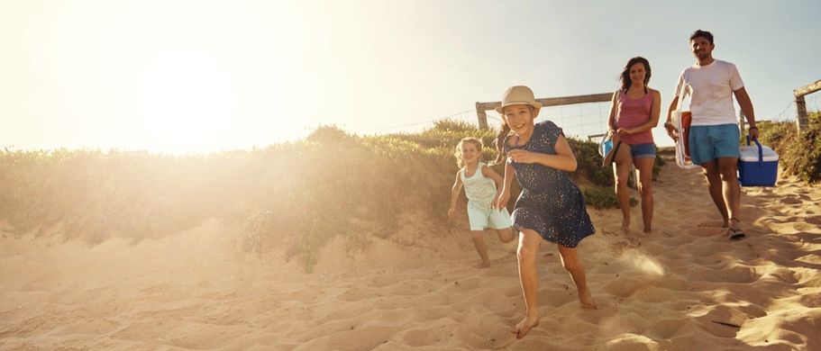 Familie auf dem Weg zum Strand
