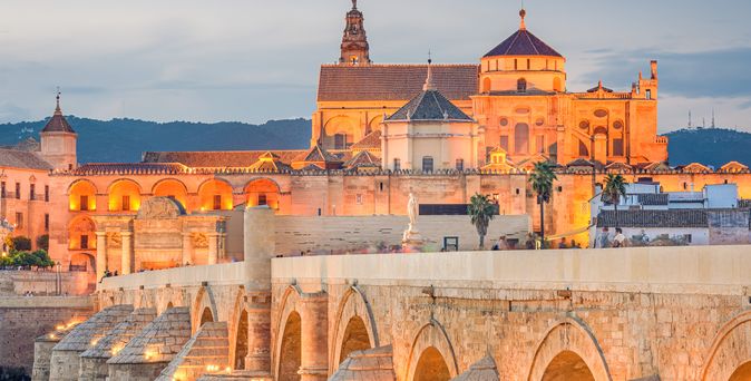 Die Mezquita-Kathedrale in Córdoba, Spanien, mit ihren Bögen und Säulen.