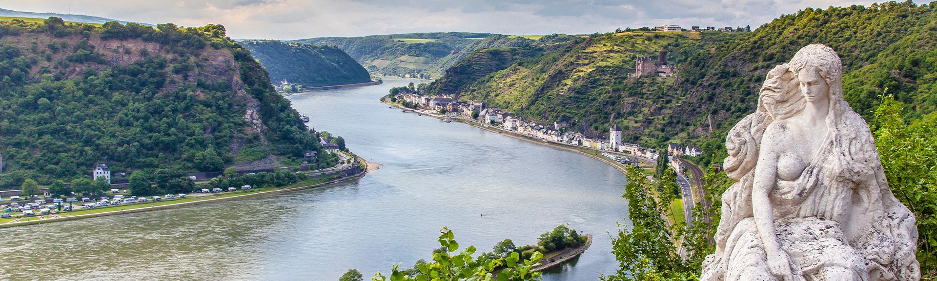 Blick auf die Loreley Figur und Rheintal Landschaft in Sankt Goarshausen