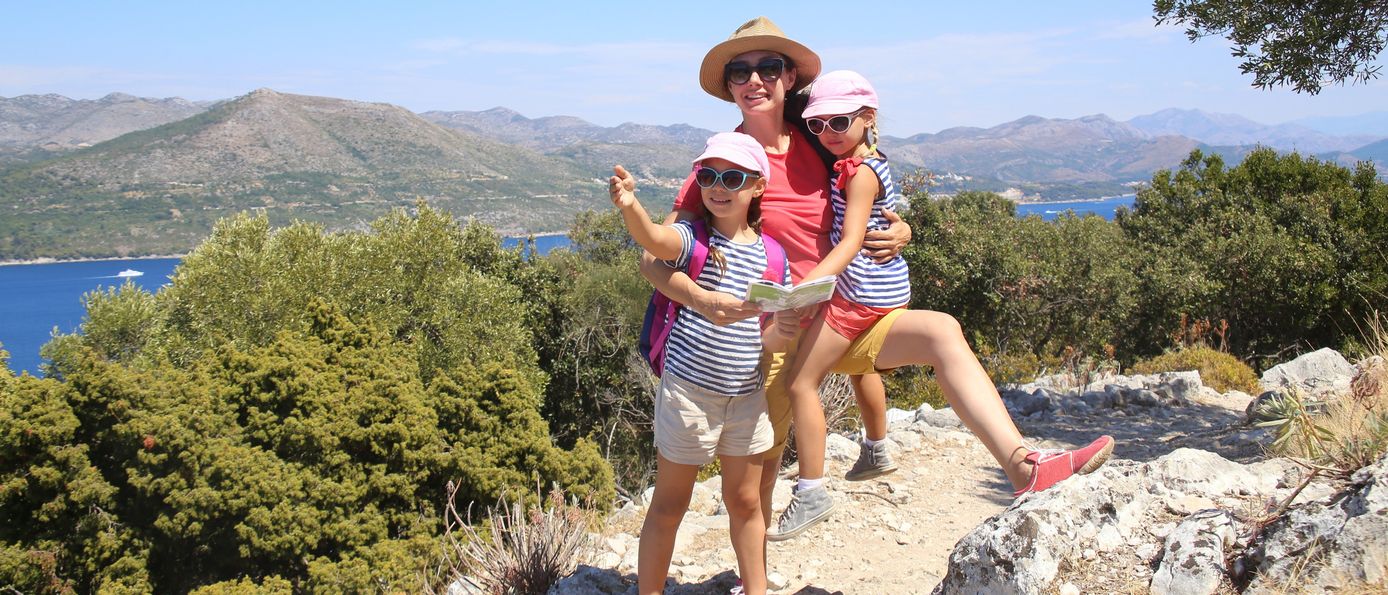 Mutter mit Kindern beim Wandern in Kroatien