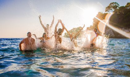 Eine Gruppe von Menschen, die im Meer planscht.