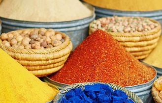 Vielfältige Gewürzhügel in kräftigen Farben auf einem traditionellen Basar – ein Fest für die Sinne.
