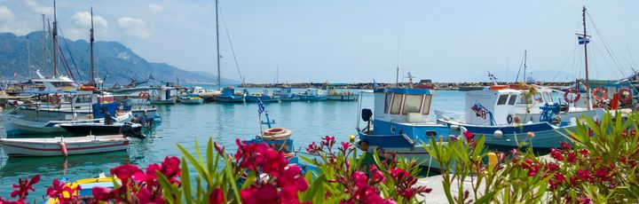 Blick auf den Hafen mit einem Fischerboot.