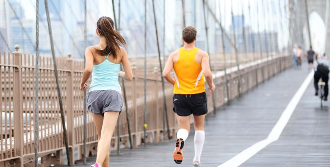 Zwei Läufer laufen durch new York