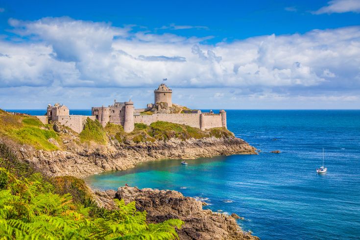 Blick auf das tolle Fort La Latte in der Bretagne bei blauem Himmel.