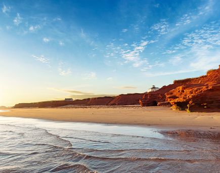 Rote Steilküste am Meer auf Prince Edward Island
