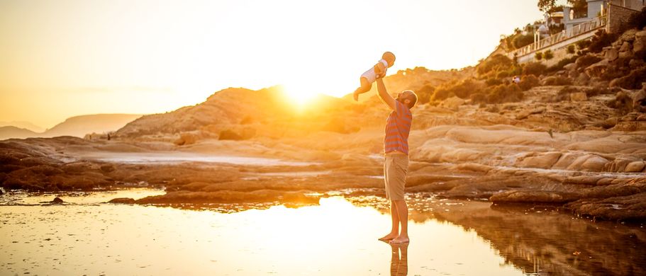 Ferienhaus Urlaub Spanien Costa Blanca Vater und Kind am Strand