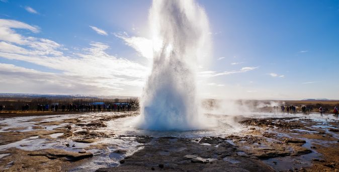 Strokkur Geysir in Haukadalur auf dem Eisfeld