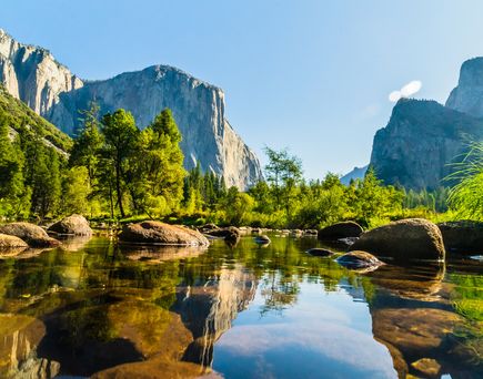 Blick über einen kleinen Bergsee und viel Natur. Yosemite National Park.