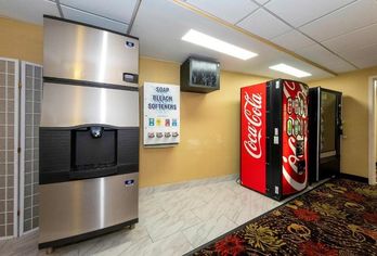 Hotel, Red Roof PLUS+ Newark - Carteret