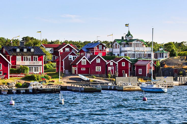 Blick auf eine Häuserreihe in Stockholm am Wasser