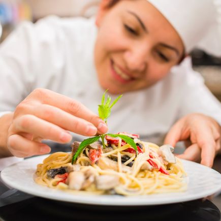 Familienurlaub Cluburlaub Köchin richtet Pasta an