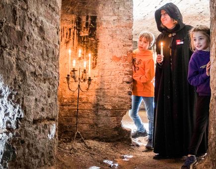 Ein Innenraum eines Gebäudes mit beleuchteten Gängen.