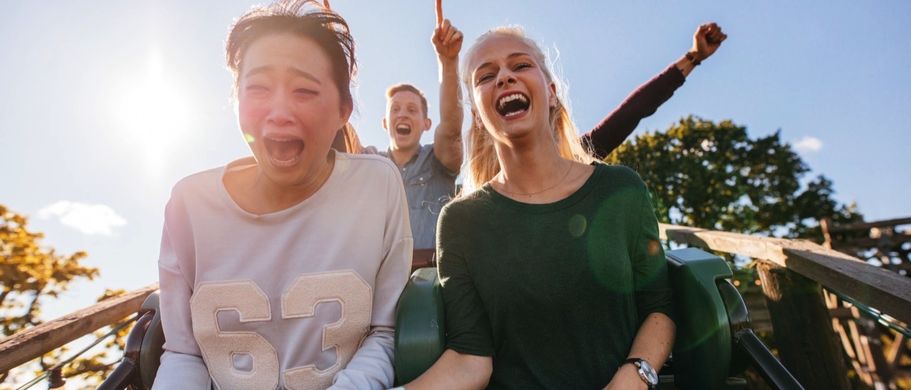 Frauen in der Achterbahn
