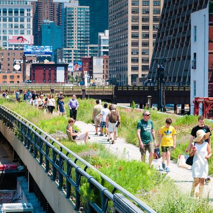 Städtereise: New York Spaziergänger in Park auf ehemaliger U-Bahn-Trasse