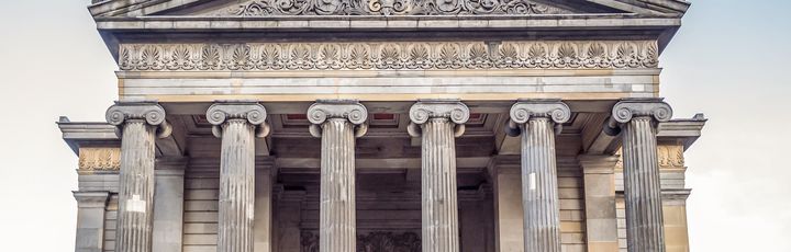 Fassade des Surgeons Hall Museums in Edinburgh.