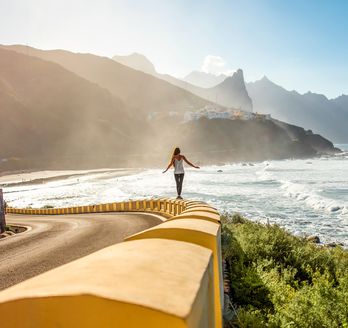 Frau läuft an der Promenade von Teneriffa entlang