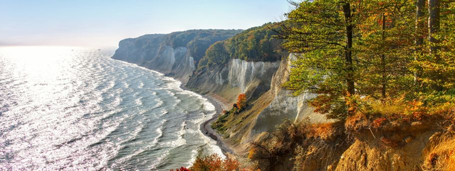 Eine felsige Küstenlandschaft mit Wellen, die an die Küste schlagen.