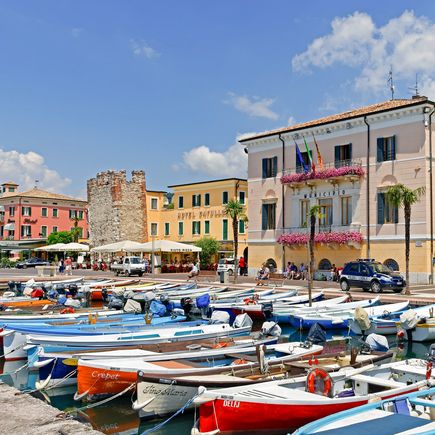 Camping Italien Gardasee Fischerboote in Bardolino