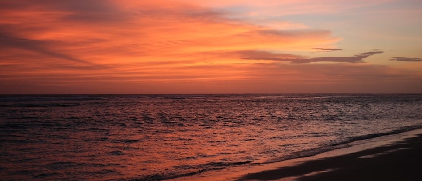  Sonnenuntergang am Strand von Seminyak auf Bali.