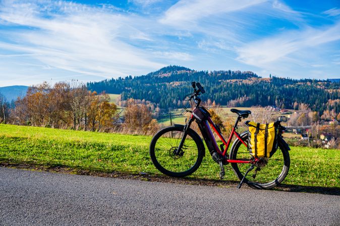 E-Bike steht vor einer grünen Landschaft