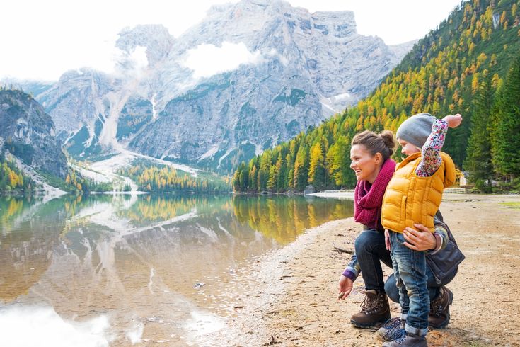 Südtirol Mutter mit Sohn am See