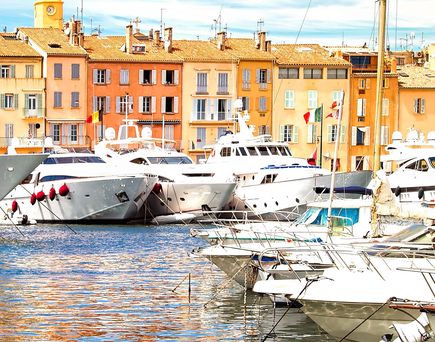 Luxusyachten in St. Tropez im Hafen